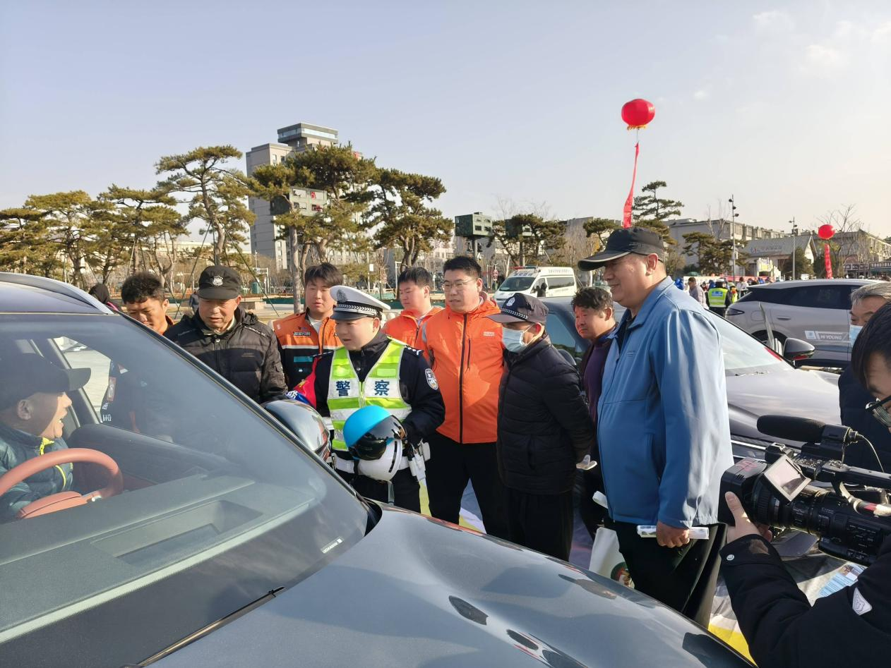 平安产险泰安中心支公司积极参与第十四个交通安全宣传日活动