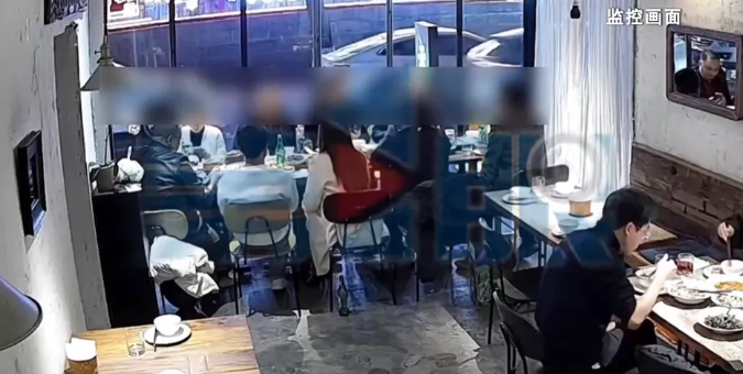 朋友10人聚餐不买单,吃到深夜只剩1人,当事人:我不是冤大头;组局者:没钱,要筹钱;餐馆老板已报警