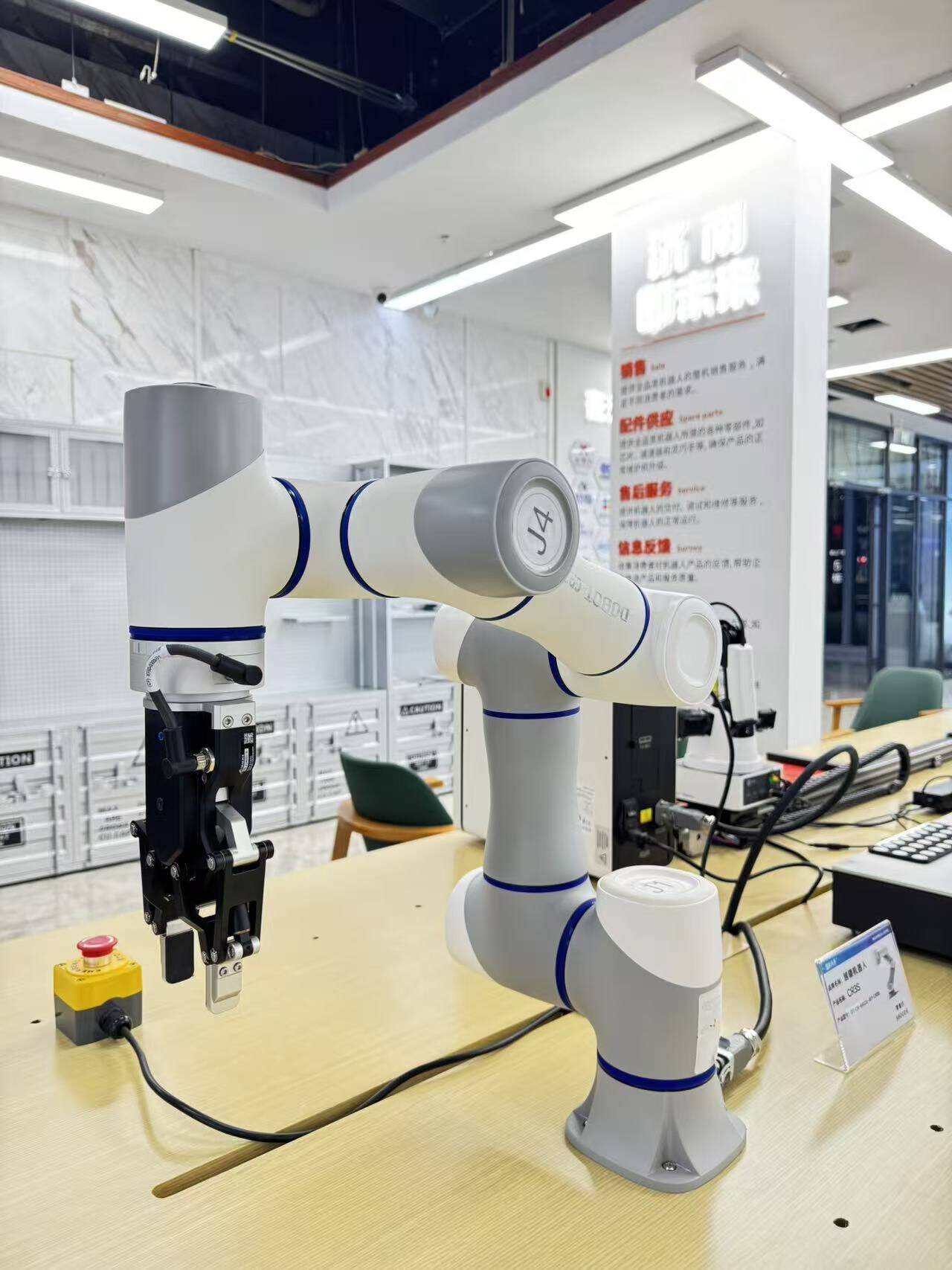 融媒·画像丨在钢铁脉息间，寻一剂未来良方——工业“良医”