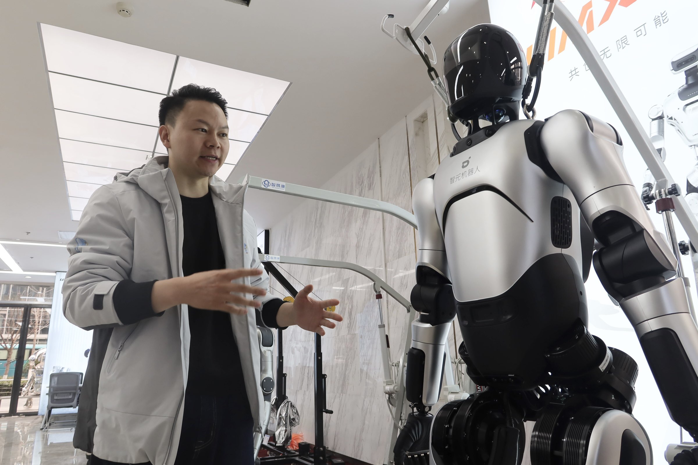 融媒·画像丨在钢铁脉息间，寻一剂未来良方——工业“良医”