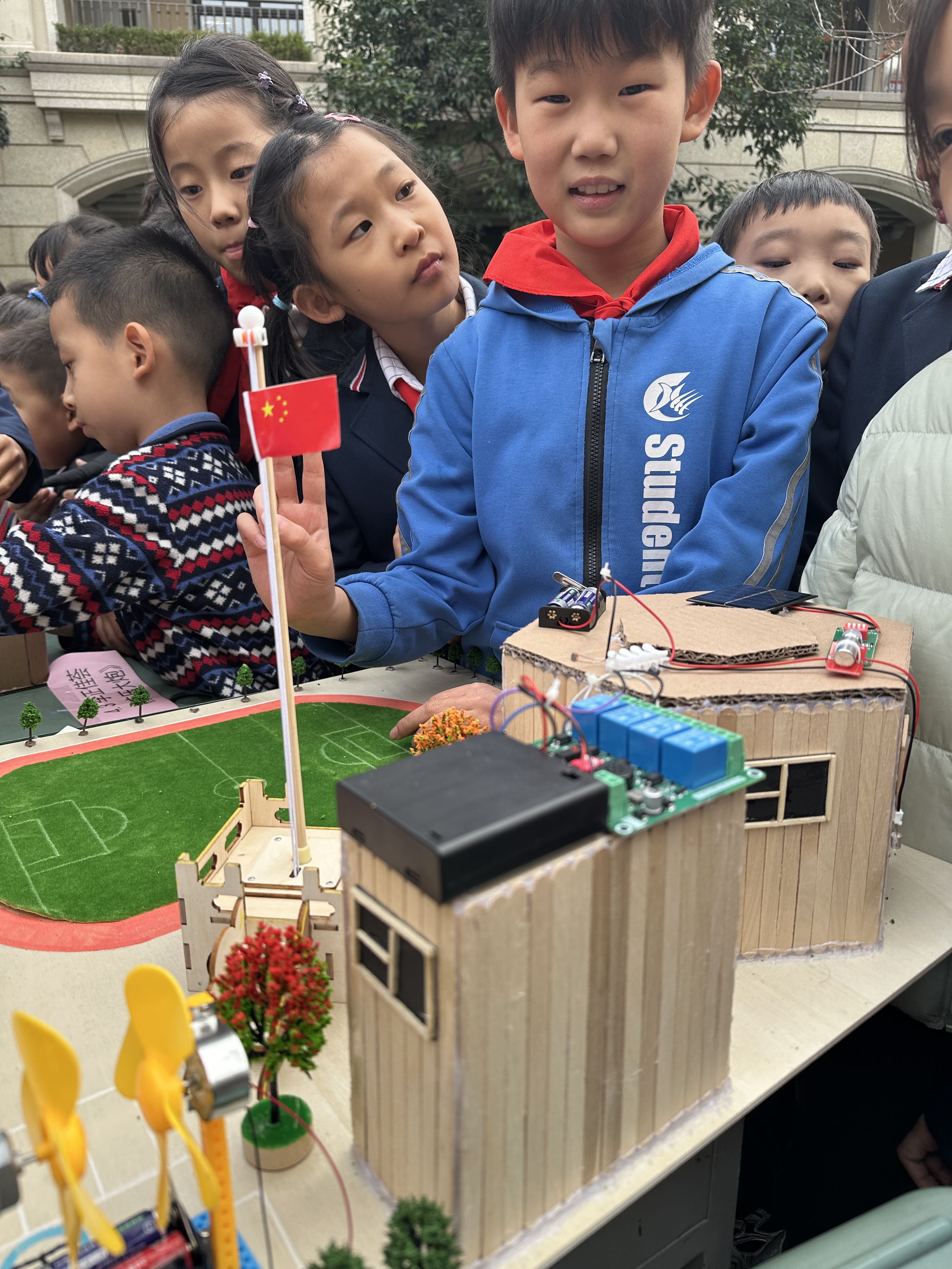 科技赋能成长，创意点亮童年 ——济南市历下区龙奥学校科技节活动