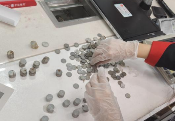 硬币残钞变“安心存款”，中信银行济南龙奥支行暖心兑换显担当