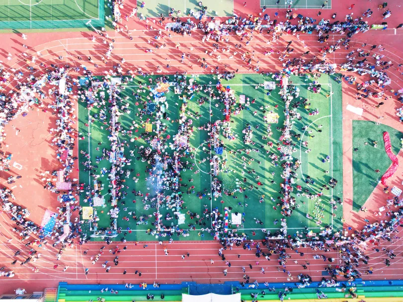 “童眼看世界·爱心筑梦想”——东城逸家小学第6届爱心义卖活动