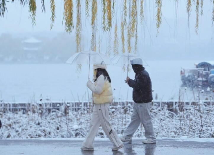 初雪如约至,飘落济南府!市区、长清昨现暴雪,道路结冰预警信号升级为红色