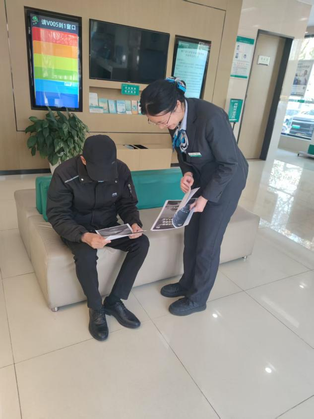 农行济南明水支行：宪法宣传进网点 法治思想润人心