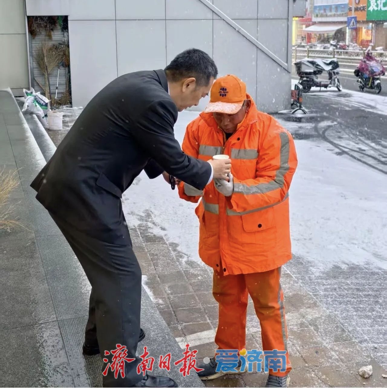 风雪中的金融守护：济南银行保险业迎战寒潮，确保服务“不降温”