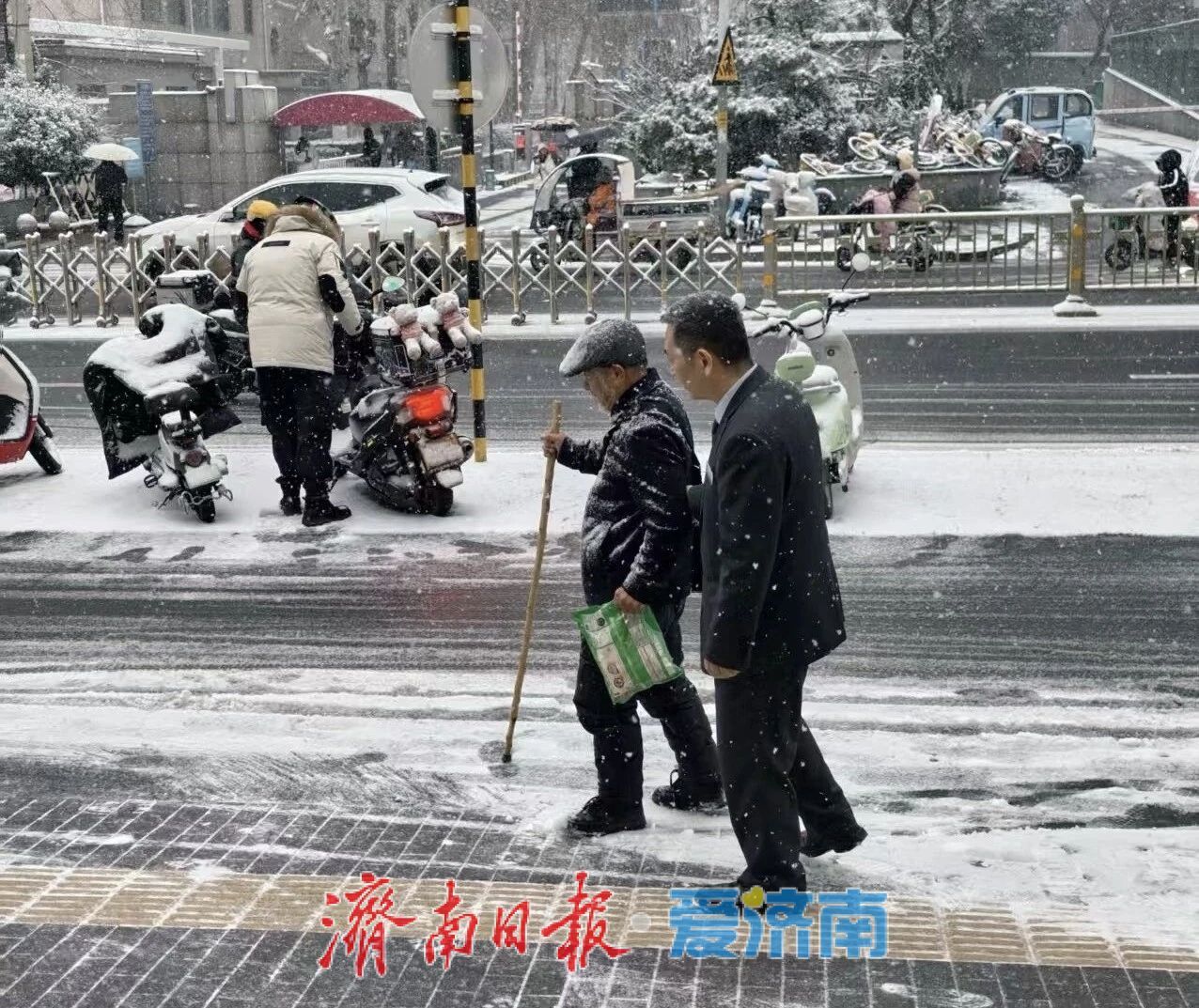 风雪中的金融守护：济南银行保险业迎战寒潮，确保服务“不降温”