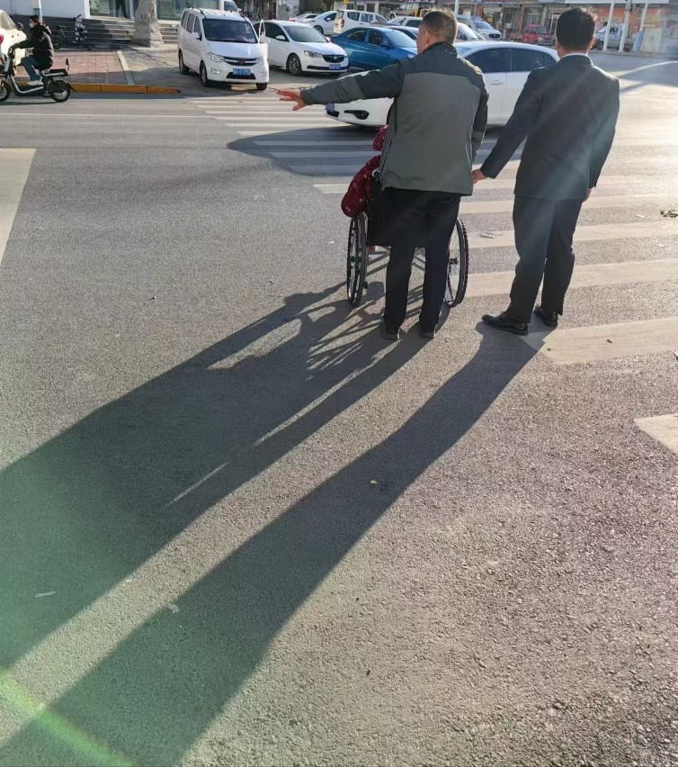 农行济南埠村支行：暖阳下的搀扶，农行服务中的民生温度