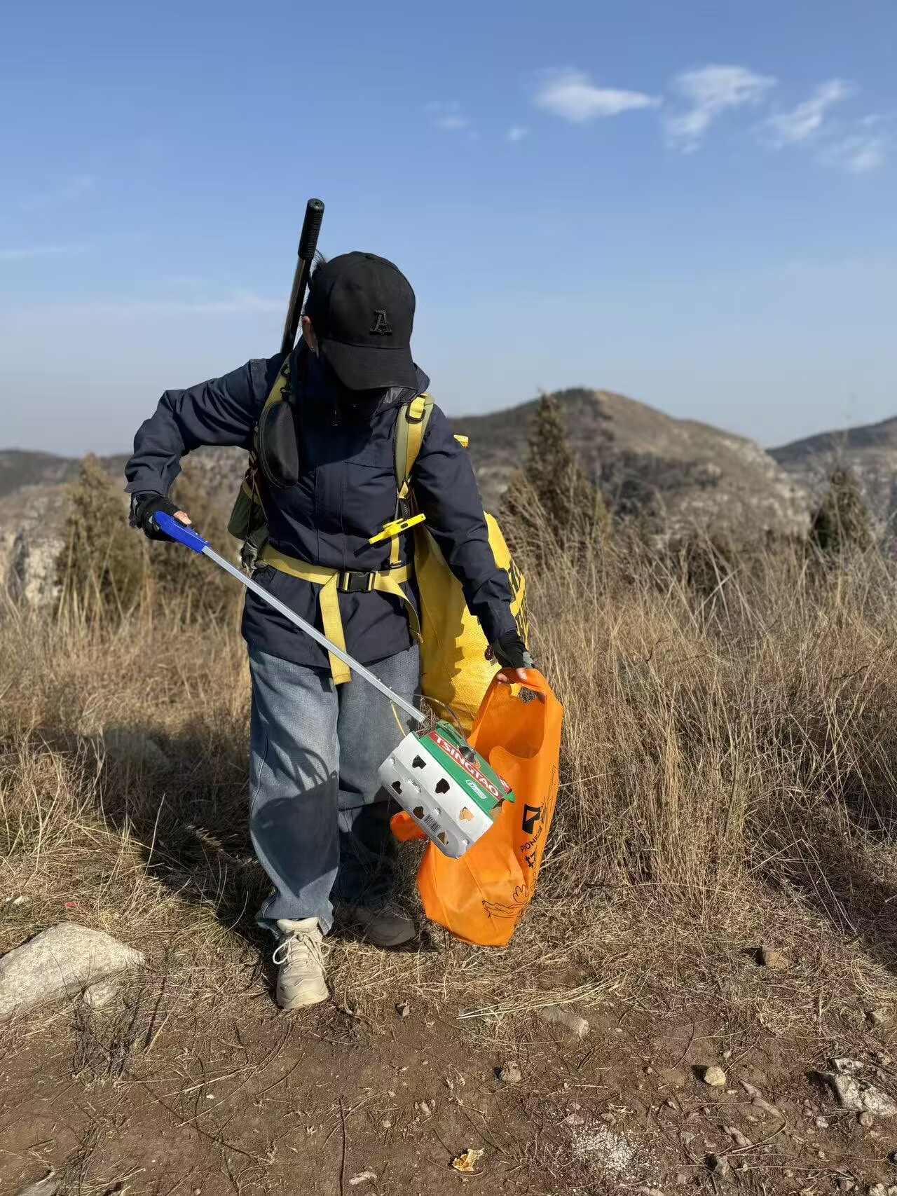 融媒·画像丨拿着垃圾夹、背着编织袋,他们深入大山奔赴一场——山与城的约定