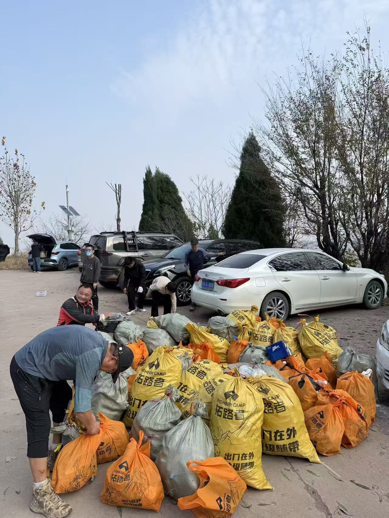 融媒·画像丨拿着垃圾夹、背着编织袋,他们深入大山奔赴一场——山与城的约定