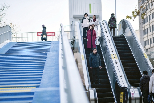 过街天桥新增无障碍电梯，去济南这家医院就医更方便了