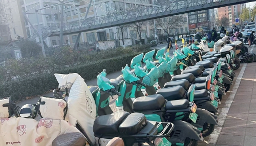 租赁电动车现济南街头，车尾悬挂外地牌