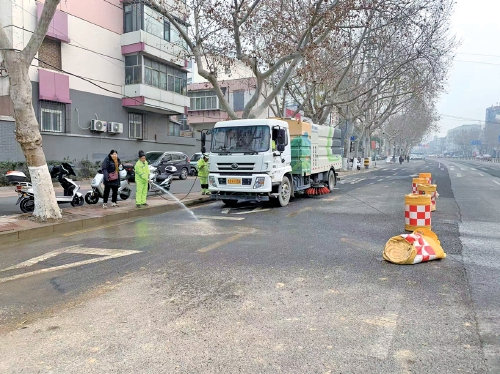 济南市市中区“行走城管”见实效队所联动速解路面渣土难题