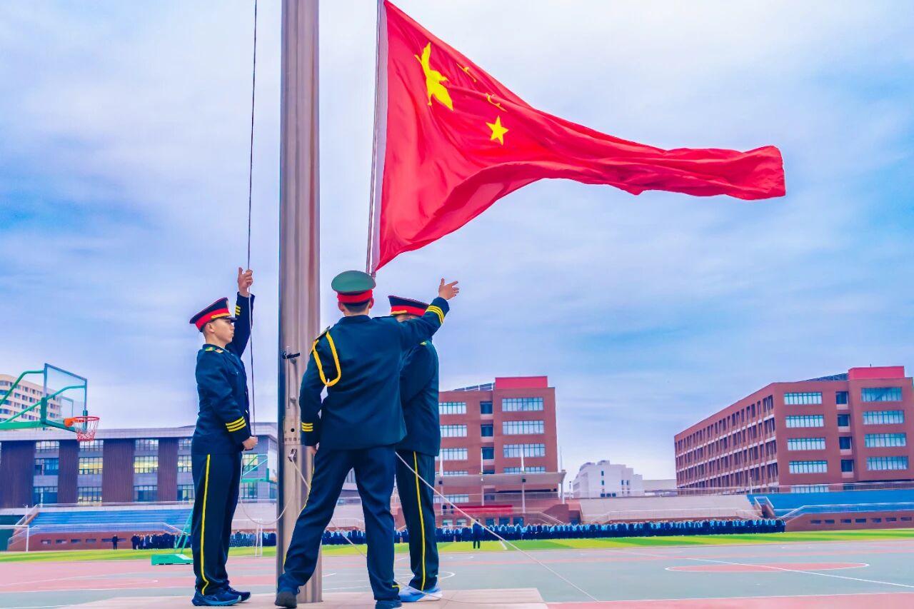 国旗下,稼轩少年开启“寻光”之旅