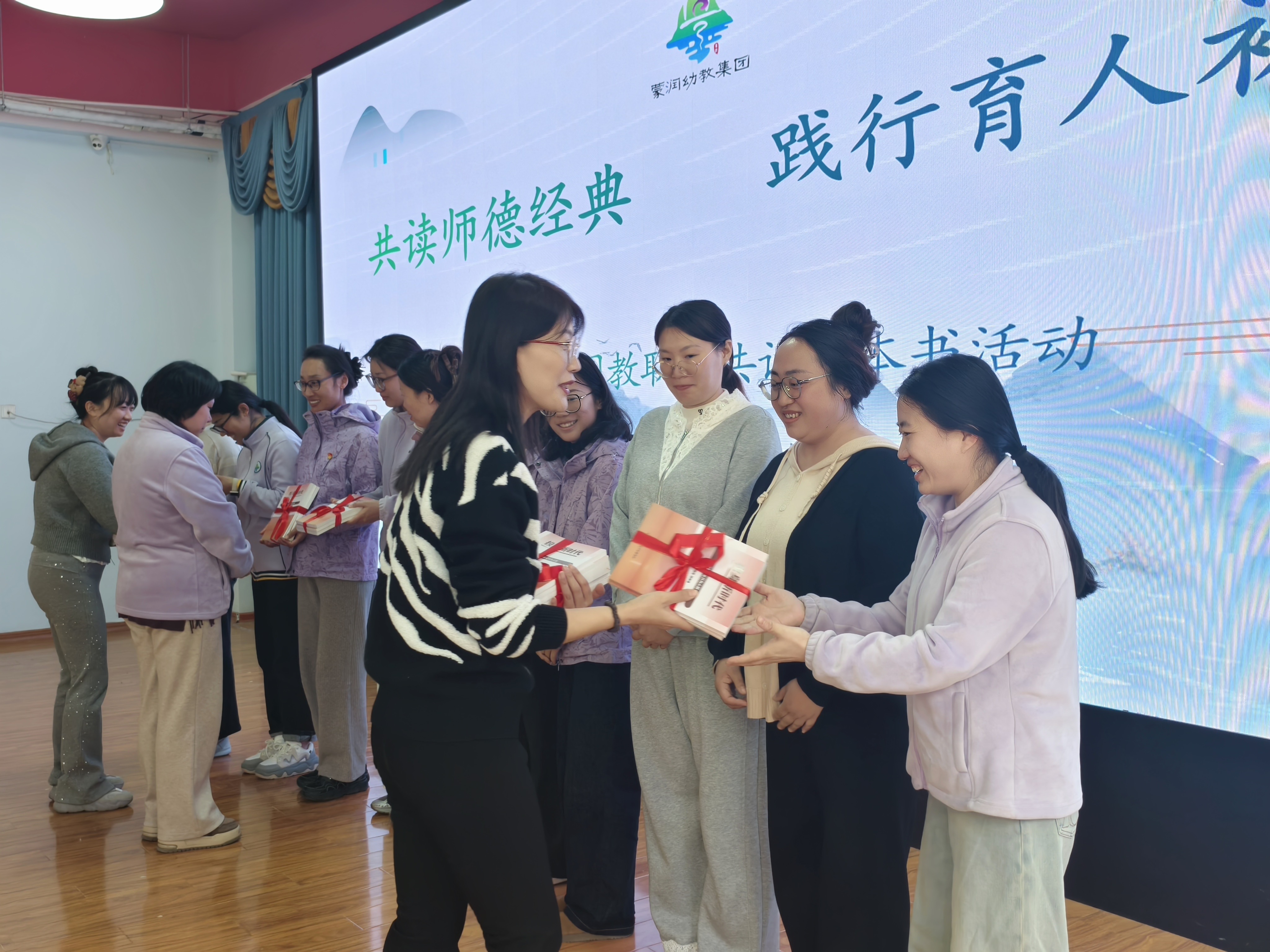 品读经典修身立德,涵养蓄力潜心耕耘!景城幼儿园工会开展主题阅读活动