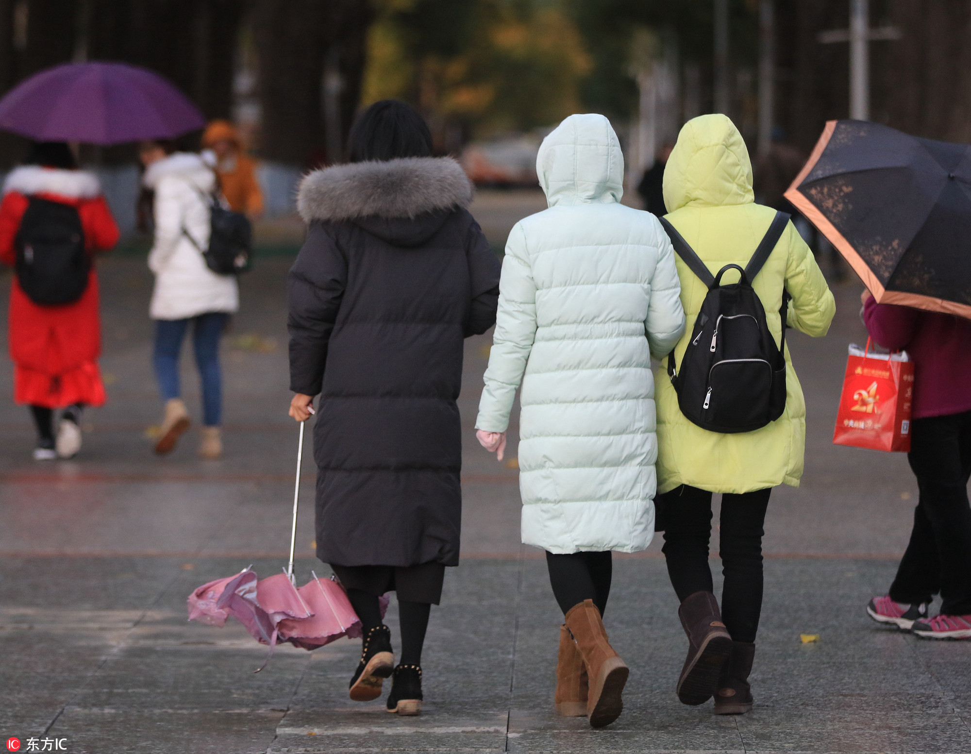 济南今晨到午间有雨夹雪，早高峰注意路面湿滑