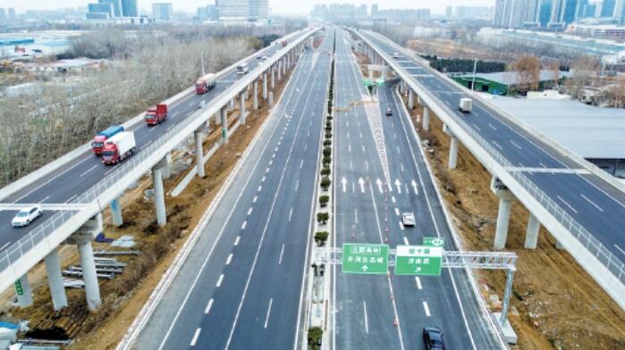 京台高速齐济段改扩建工程冲刺收尾 部分路段实现双向十二车道通行