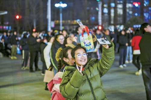 无人机表演昨夜点亮龙湖济南西城天街，低空经济场景应用再添新景