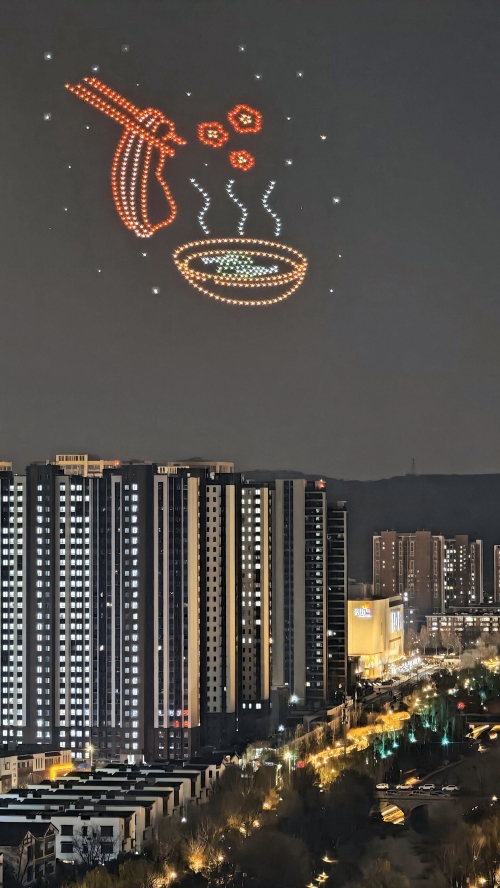 无人机表演昨夜点亮龙湖济南西城天街，低空经济场景应用再添新景