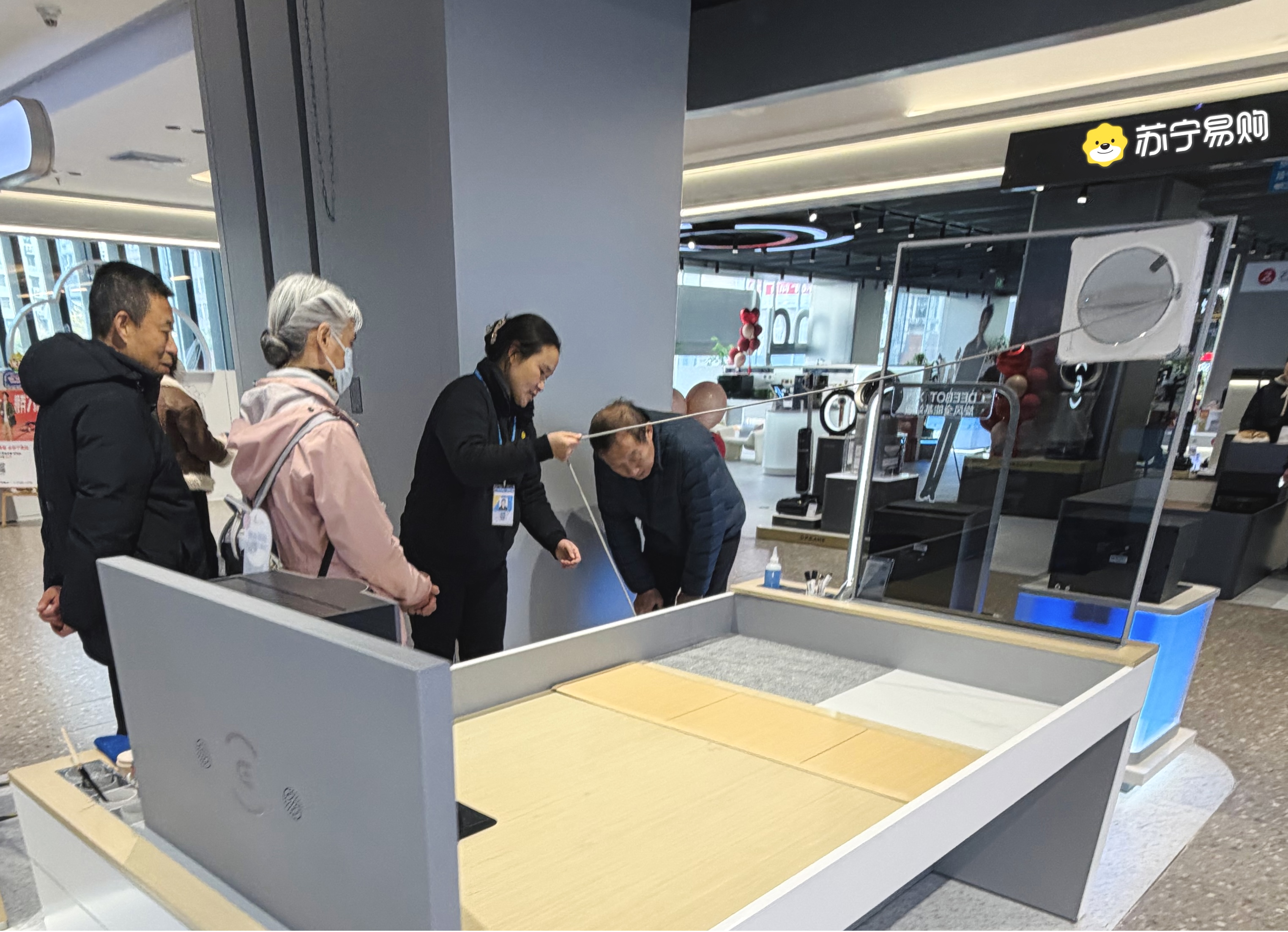 从“被适配”到“主动拥抱”：老年人正成为智能生活“新玩家”