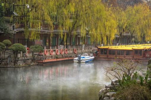 一年四季 泉在济南丨济南黑虎泉冬日云雾润蒸：清泉伴柳，仙境入画