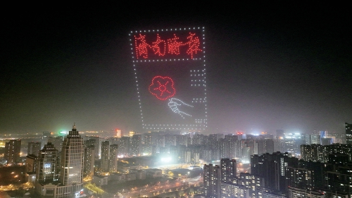 “奔跑的三十年”点亮泉城冬夜 无人机光影秀献礼《济南时报》创刊30周年