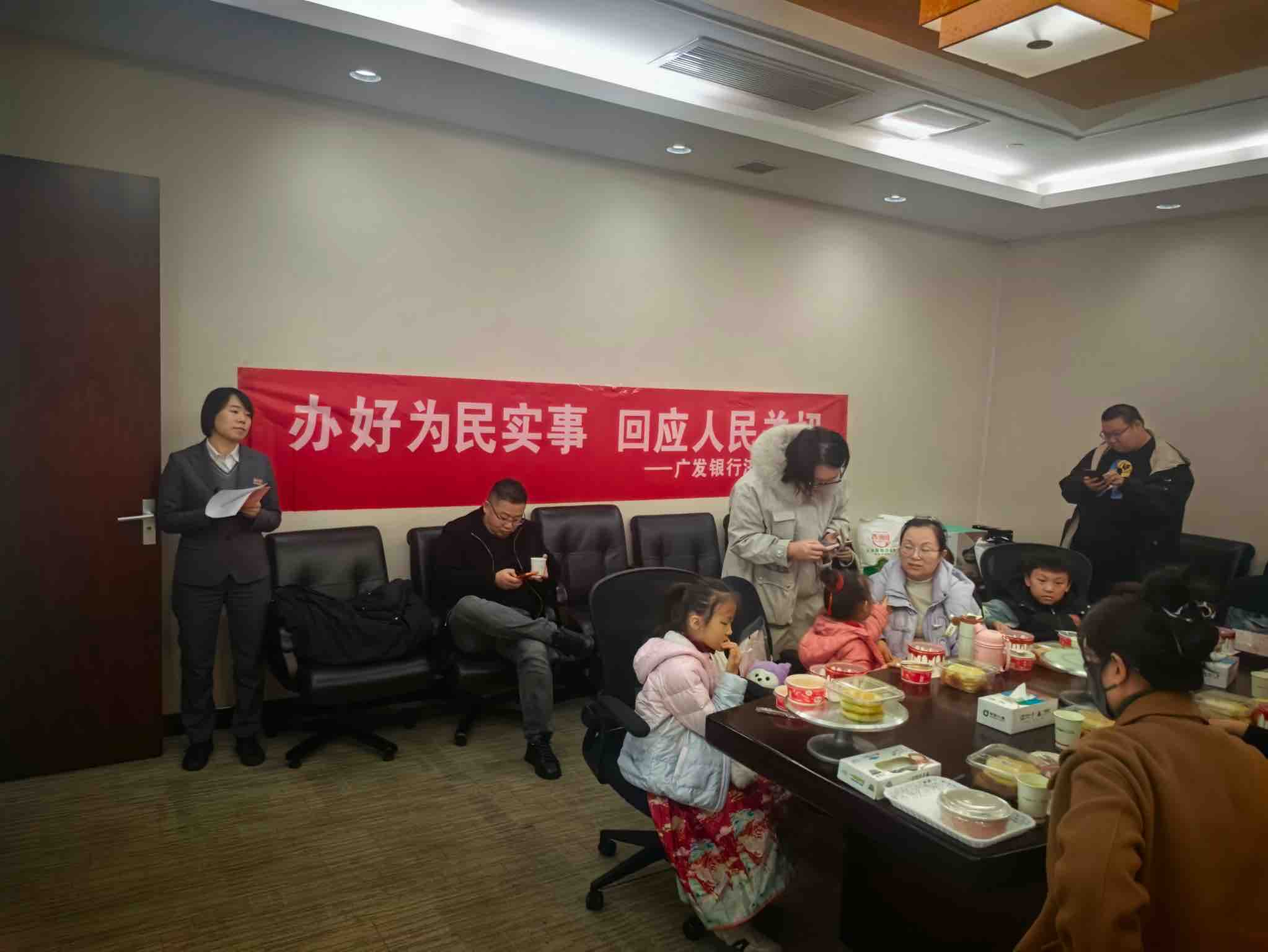 济宁分行营业部举办蛋糕DIY主题活动，传递金融服务温度