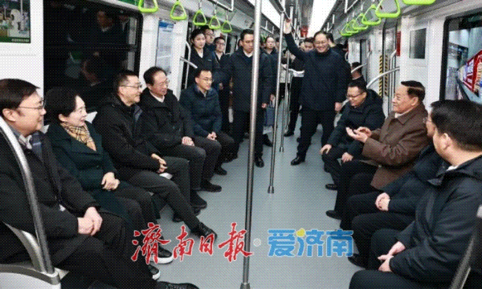 三条轨道交通新线路开通 市领导与市民代表共乘地铁