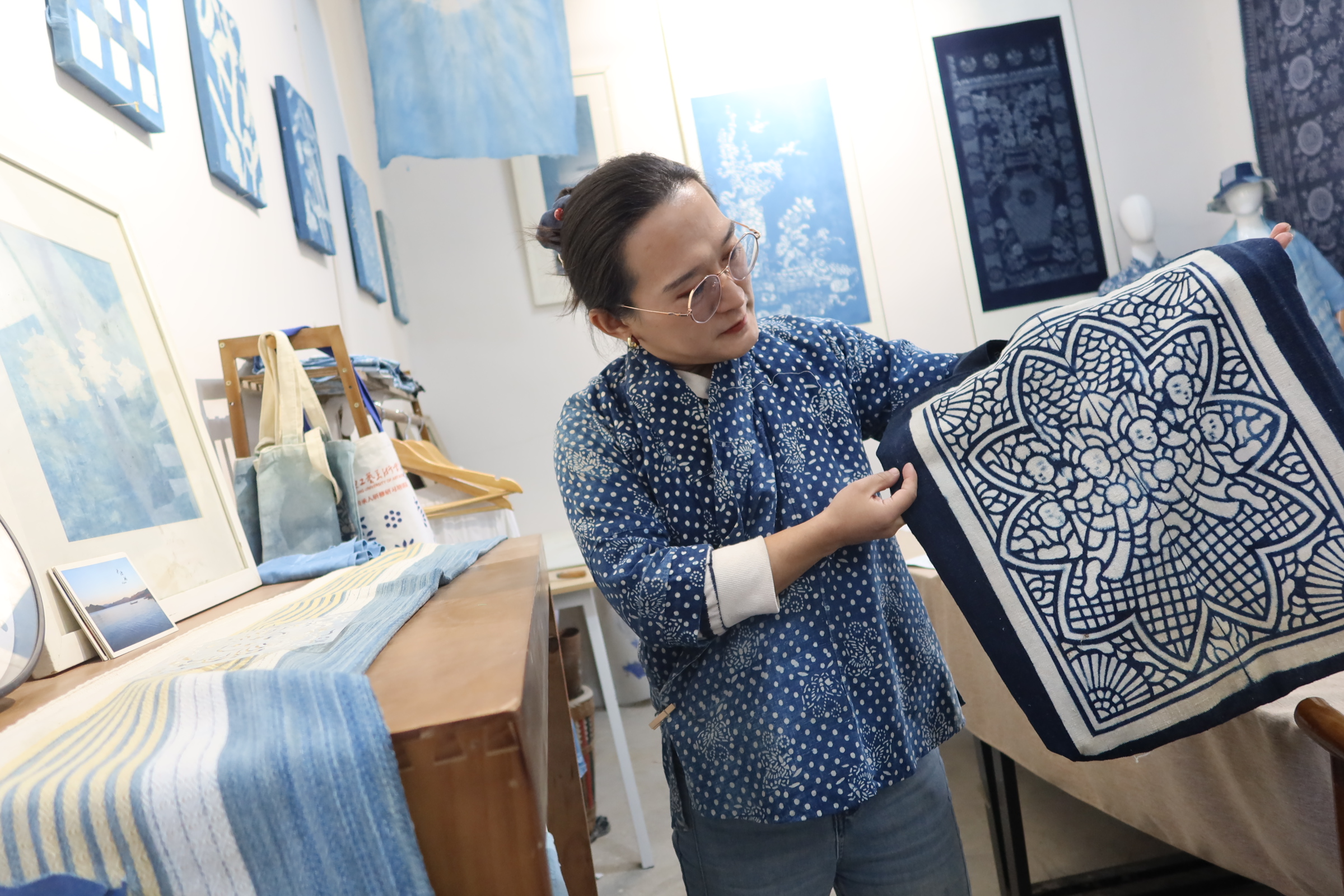 融媒·画像丨北京白领，回乡“染”出春天——靛蓝色的事业