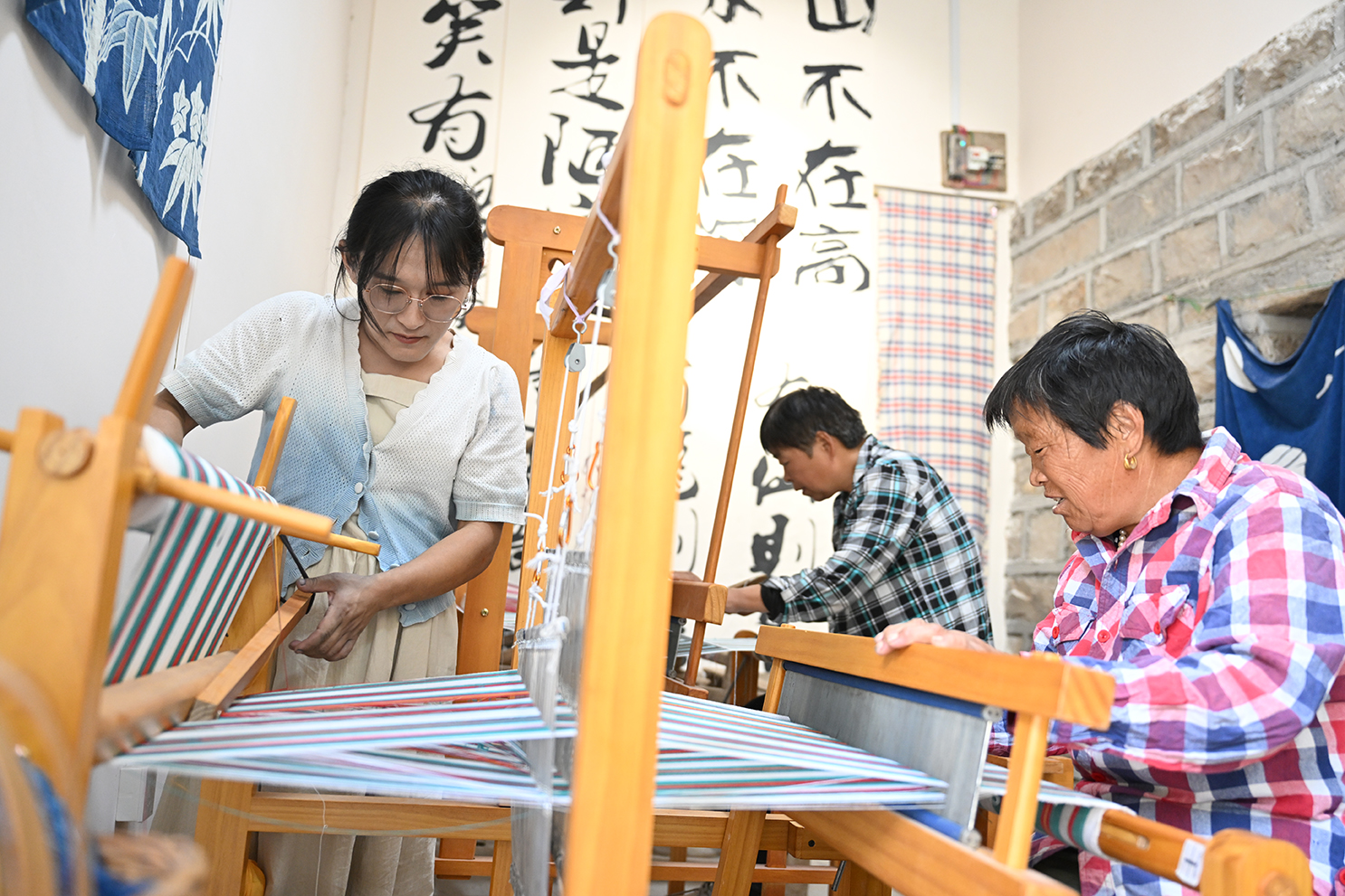 融媒·画像丨北京白领，回乡“染”出春天——靛蓝色的事业