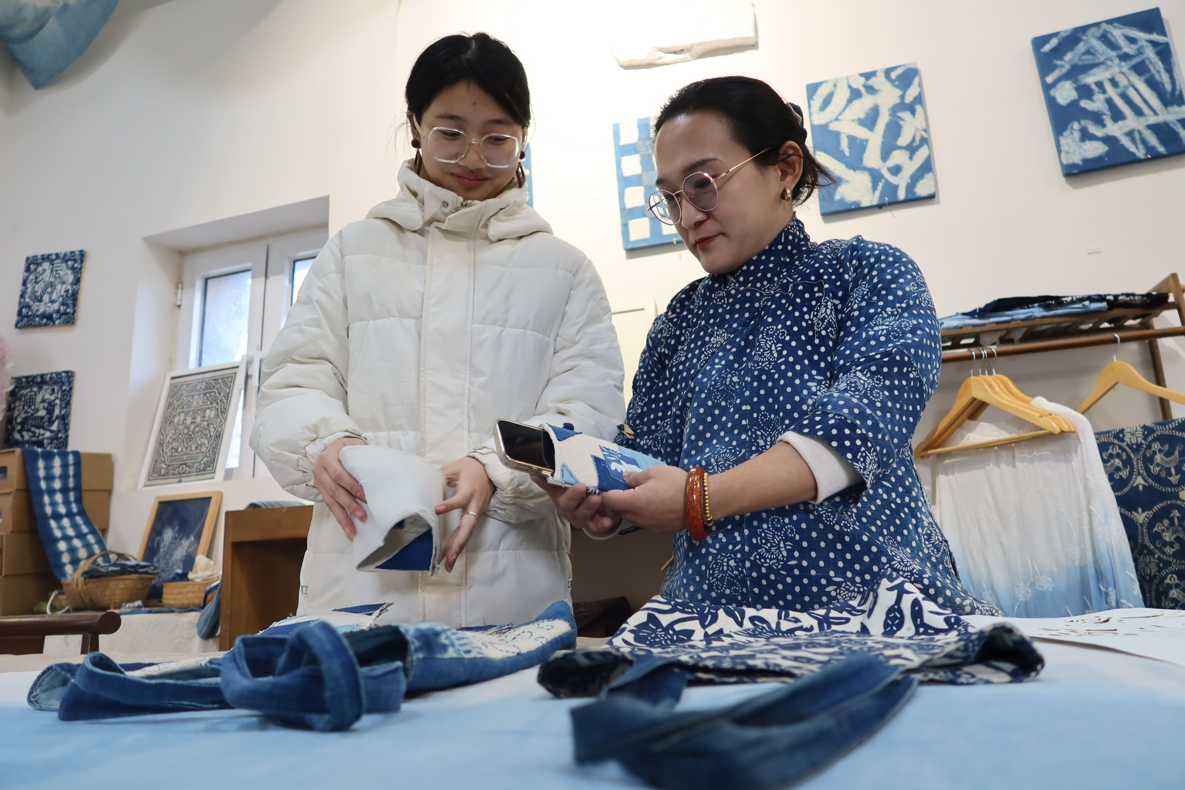 融媒·画像丨北京白领，回乡“染”出春天——靛蓝色的事业