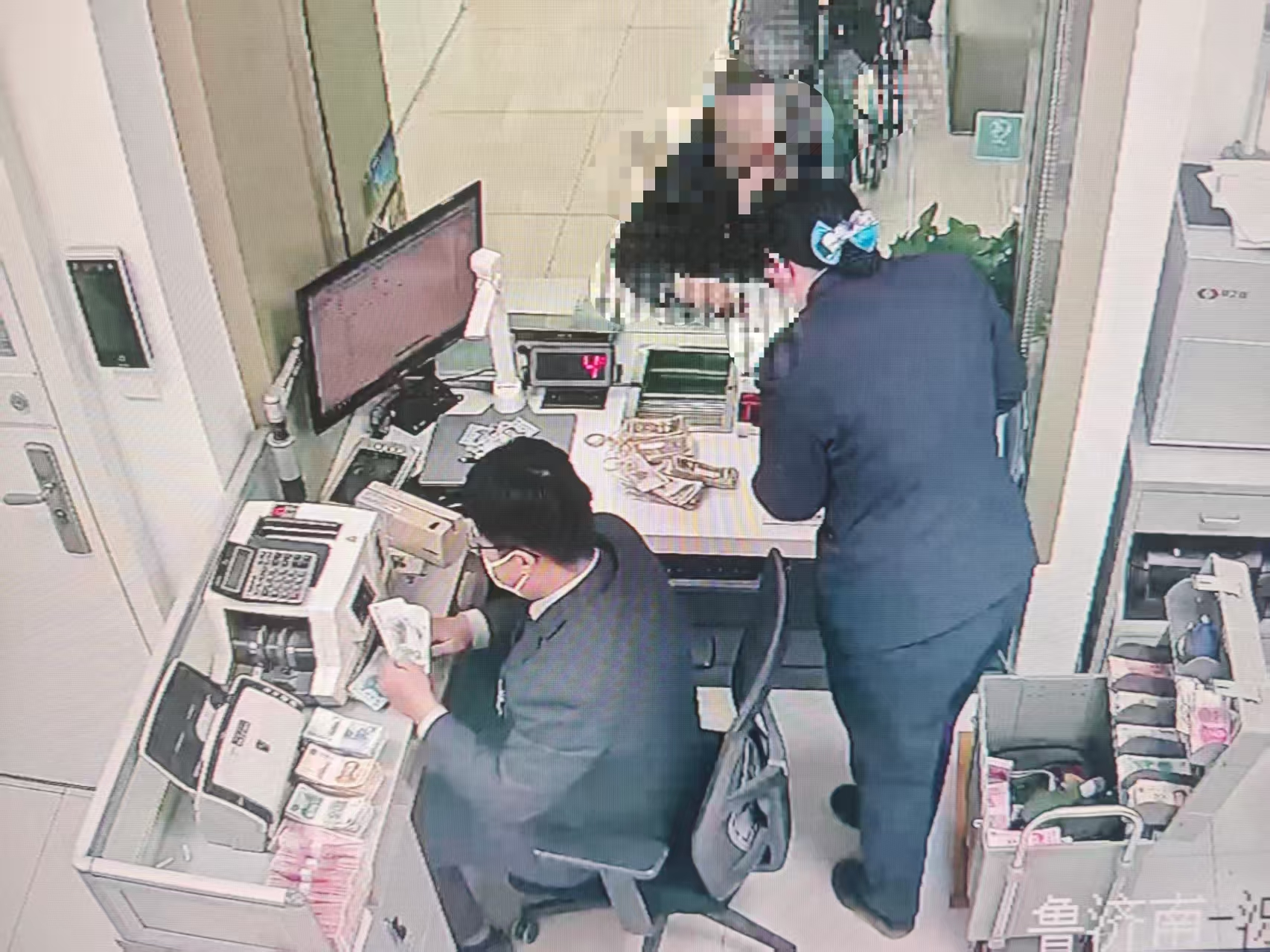 农行济南泺源制锦市支行:零钱清点暖民心 农行服务显担当