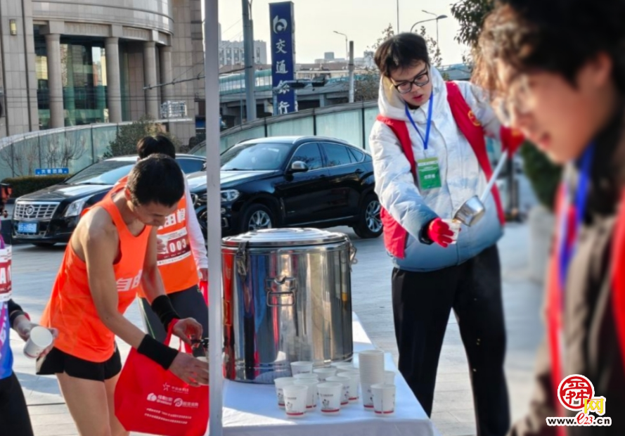 新年第一程,我们与攀登者同行——“泉城义工”山东交通学院服务团助力元旦登高赛事