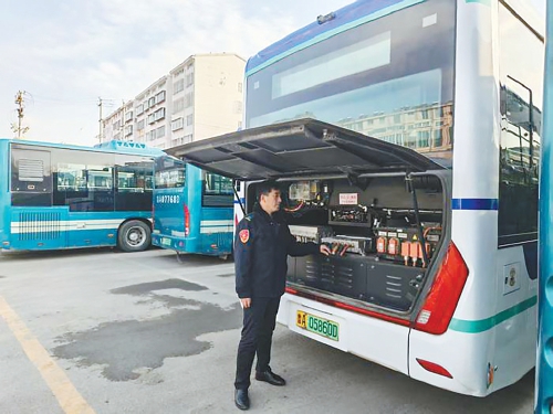 杨大林：山区公交线路的“护航人”