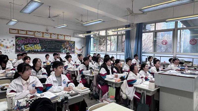 法润青春 心育成长 —— 济南二中开展跨学科校园欺凌防治主题班会