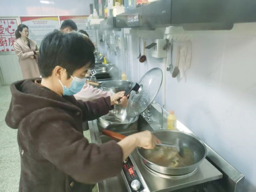 用一餐餐热饭,守护患儿家庭的希望!济南市儿童医院附近有家全免费“爱心厨房”