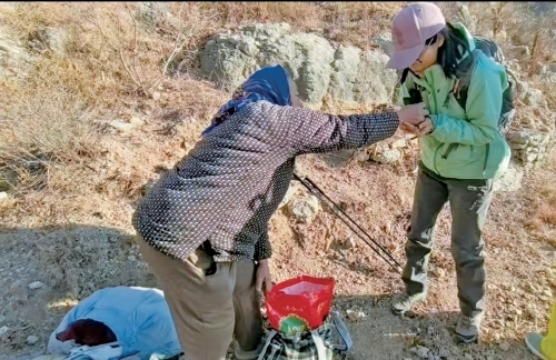 网友登山时偶遇赶回家看望年迈母亲的老人,一把软枣的温暖引来17万点赞