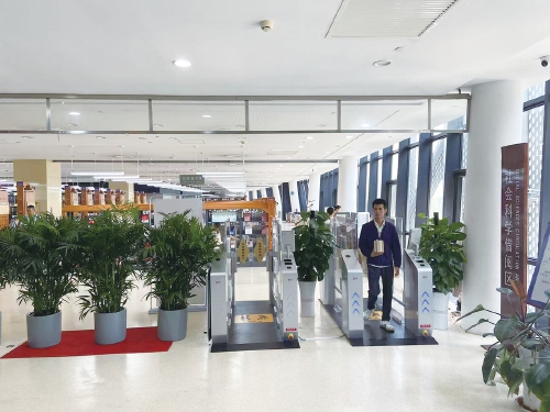 借还书时间压缩至几秒钟 全国首个图书馆无感借阅闭环服务在济落地生根