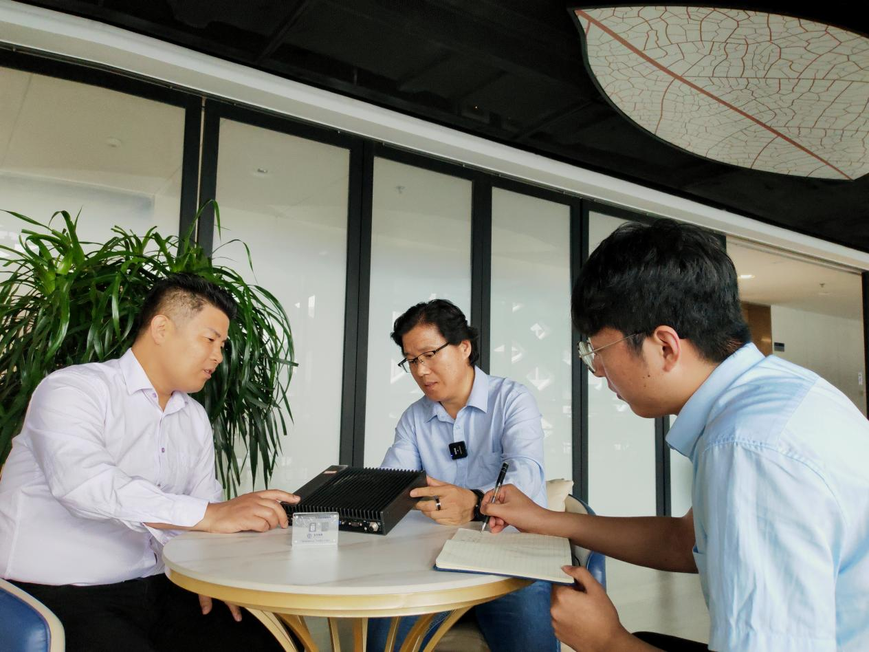 民生民声｜当机器人走进市井生活：“钢铁新住民”在街角安家