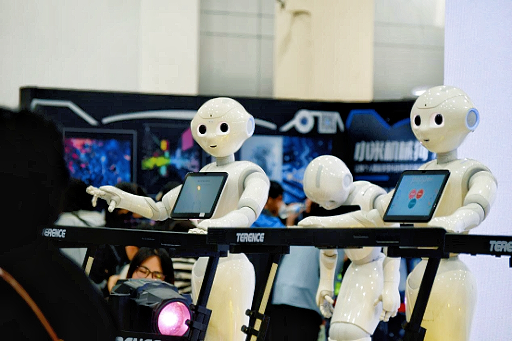 民生民声｜当机器人走进市井生活：“钢铁新住民”在街角安家