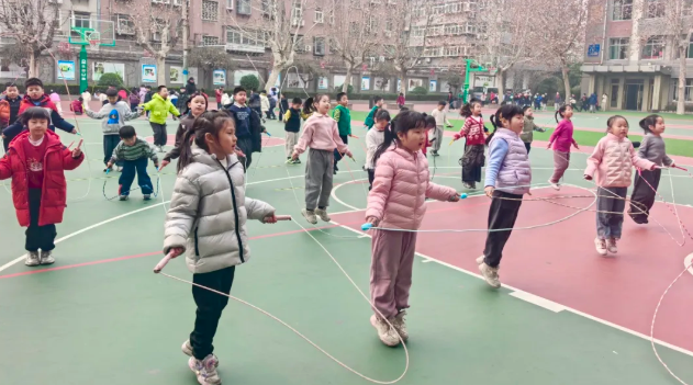 “绳”采飞扬，冬日最暖的光芒 ——济南市制锦市小学一年级二班跳绳挑战赛