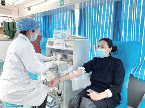 伸出胳膊就献，拔下针头就走，谁离得近谁就先去救急……“熊猫血”守护者的十年坚守