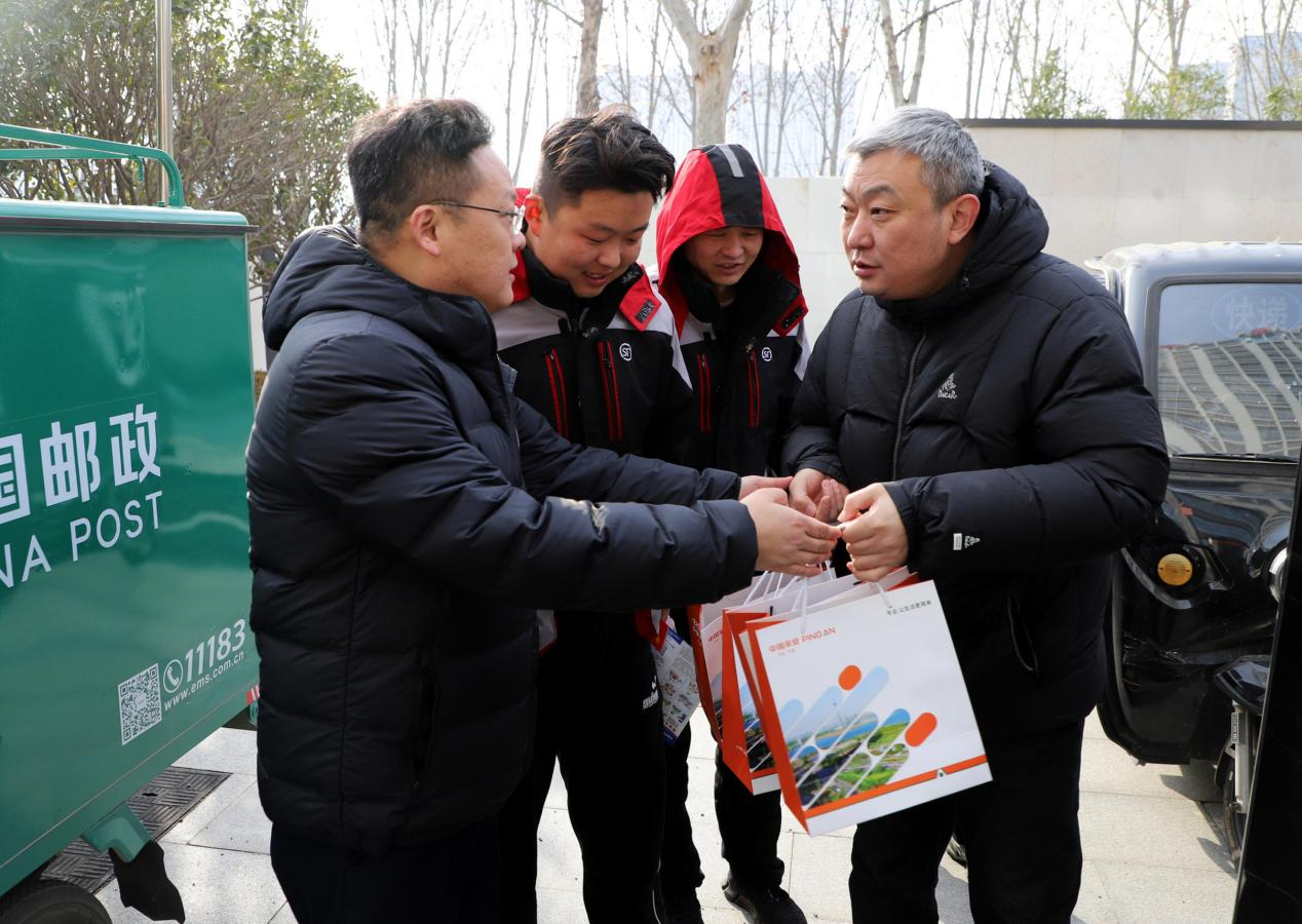 平安产险临沂中心支公司联合交警部门启动“亮尾行动” 守护快递外卖骑手冬季出行安全