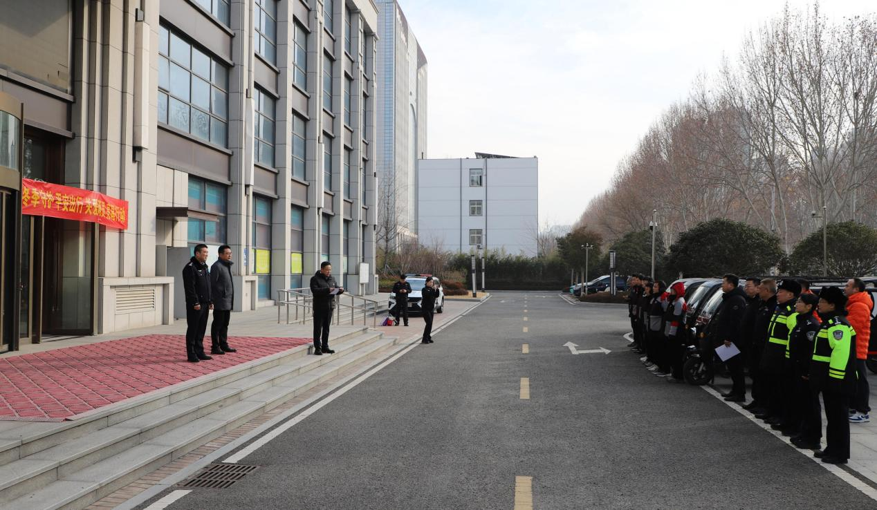 平安产险临沂中心支公司联合交警部门启动“亮尾行动” 守护快递外卖骑手冬季出行安全