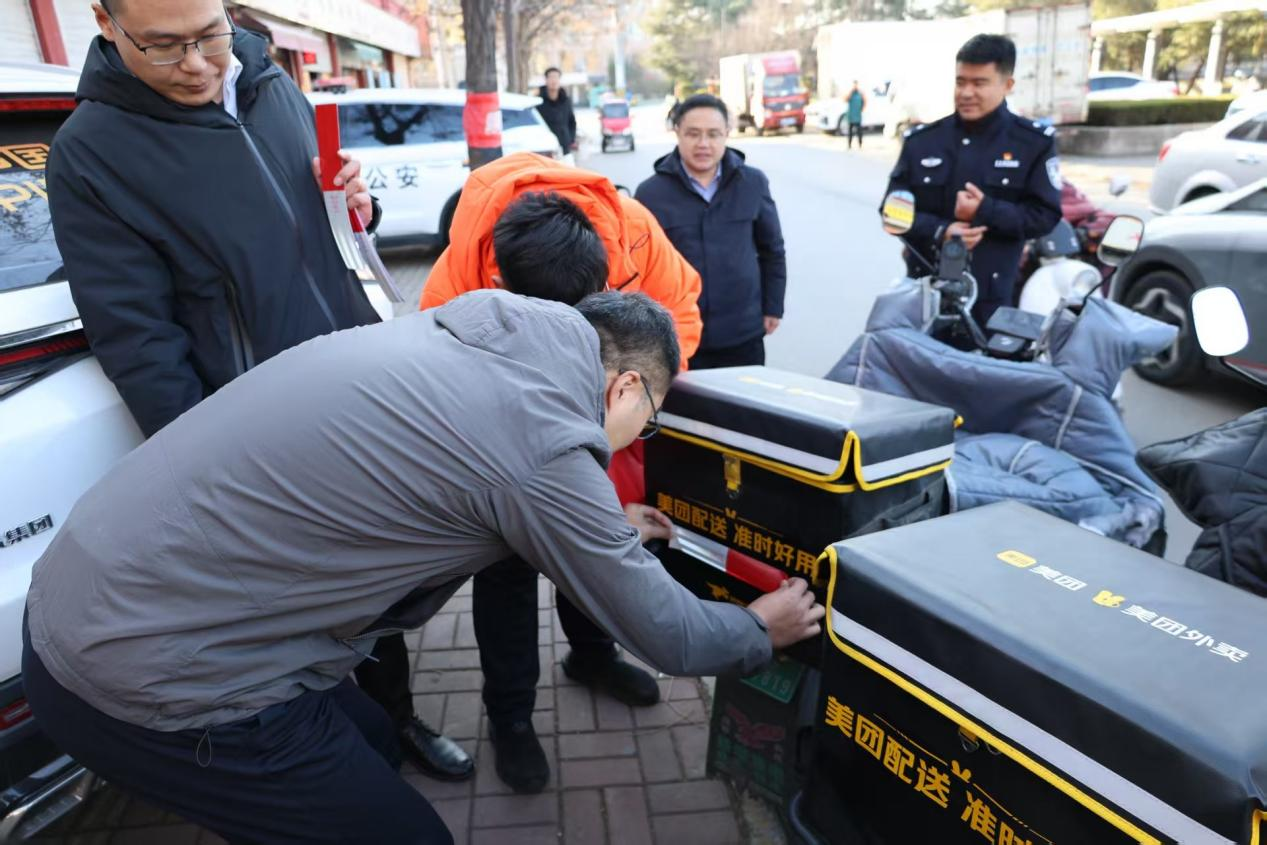 平安产险枣庄中心支公司：联合枣庄交警启动“亮尾行动” 为“两员”点亮冬季平安路