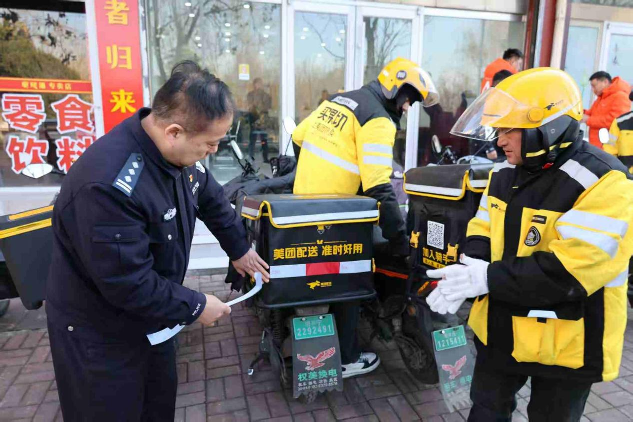 平安产险枣庄中心支公司：联合枣庄交警启动“亮尾行动” 为“两员”点亮冬季平安路