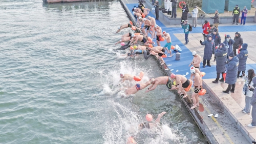 第十三届中国济南冬季畅游泉水国际公开赛精彩落幕