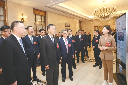 市领导看望参加市两会报道新闻工作者 刘强于海田韩金峰孙开连杨峰参加活动