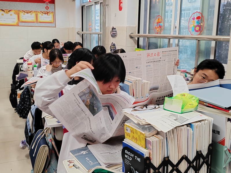 济南二中为高三学生订阅主流报刊 拓展视野助力备考与书香校园建设