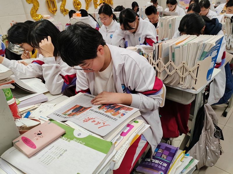 济南二中为高三学生订阅主流报刊 拓展视野助力备考与书香校园建设